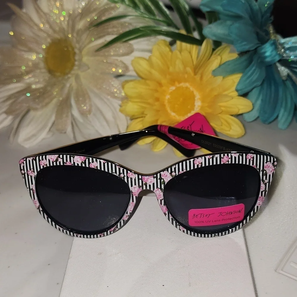 NWT BETSEY JOHNSON SUNGLASSES - Picture 2 of 6